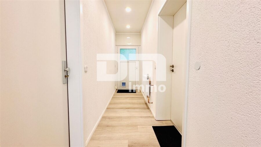 Umfassend saniertes Ein- Zweifamilienhaus auf großem Grundstück in Traumlage - EG Zentraler Flur / Dielenbereich